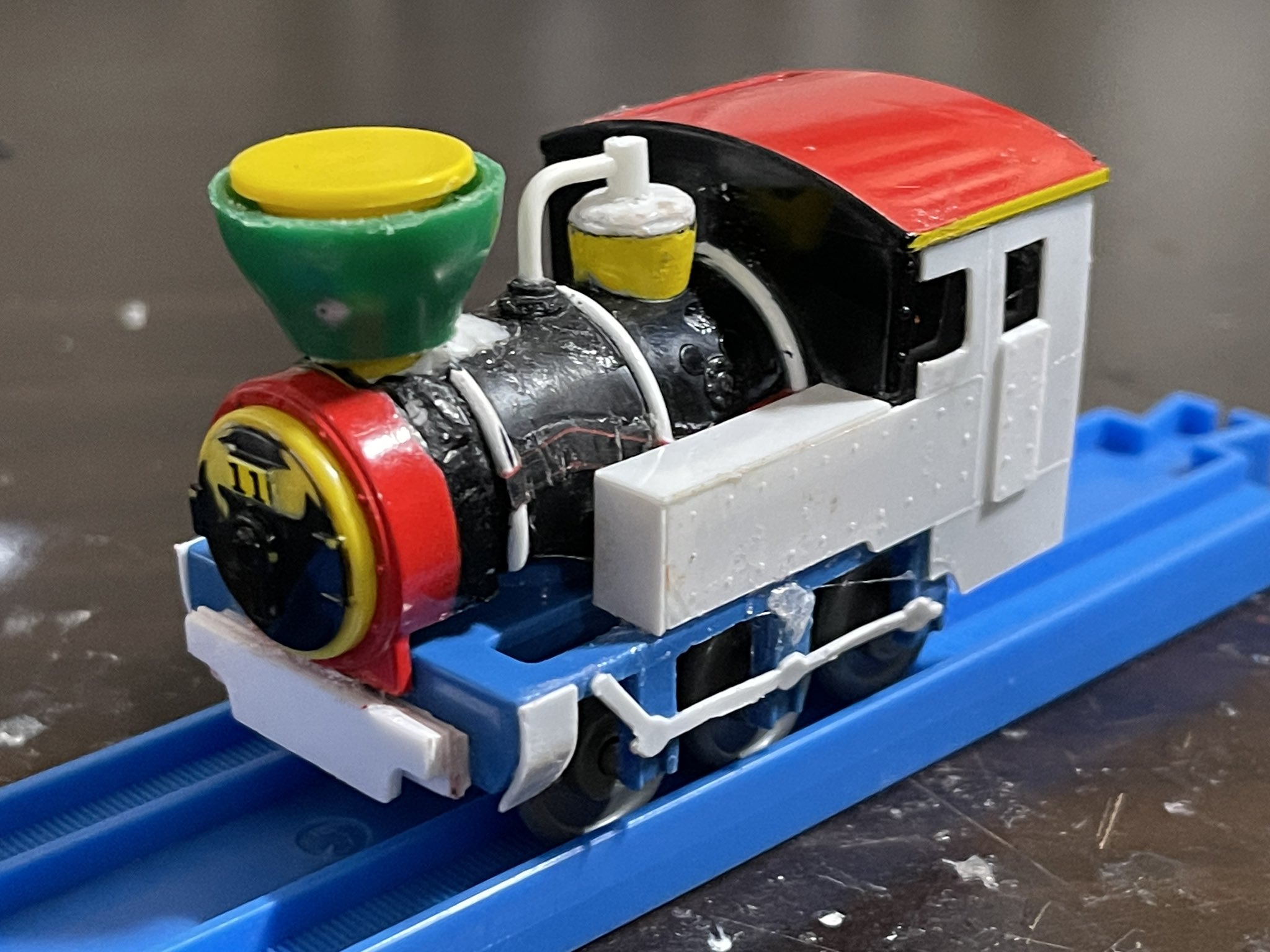 三重電池鉄道 久しぶりのケーベンシリーズ 雨宮タイプのsl完成 種車はミッキーとシキの台車 独特の逆円錐形の煙突の素材をどうするか色々探した結果 レイアウトによく生えてるアレを使用笑笑 塗装する前のカラフルな姿もこれはこれでありかも 笑笑