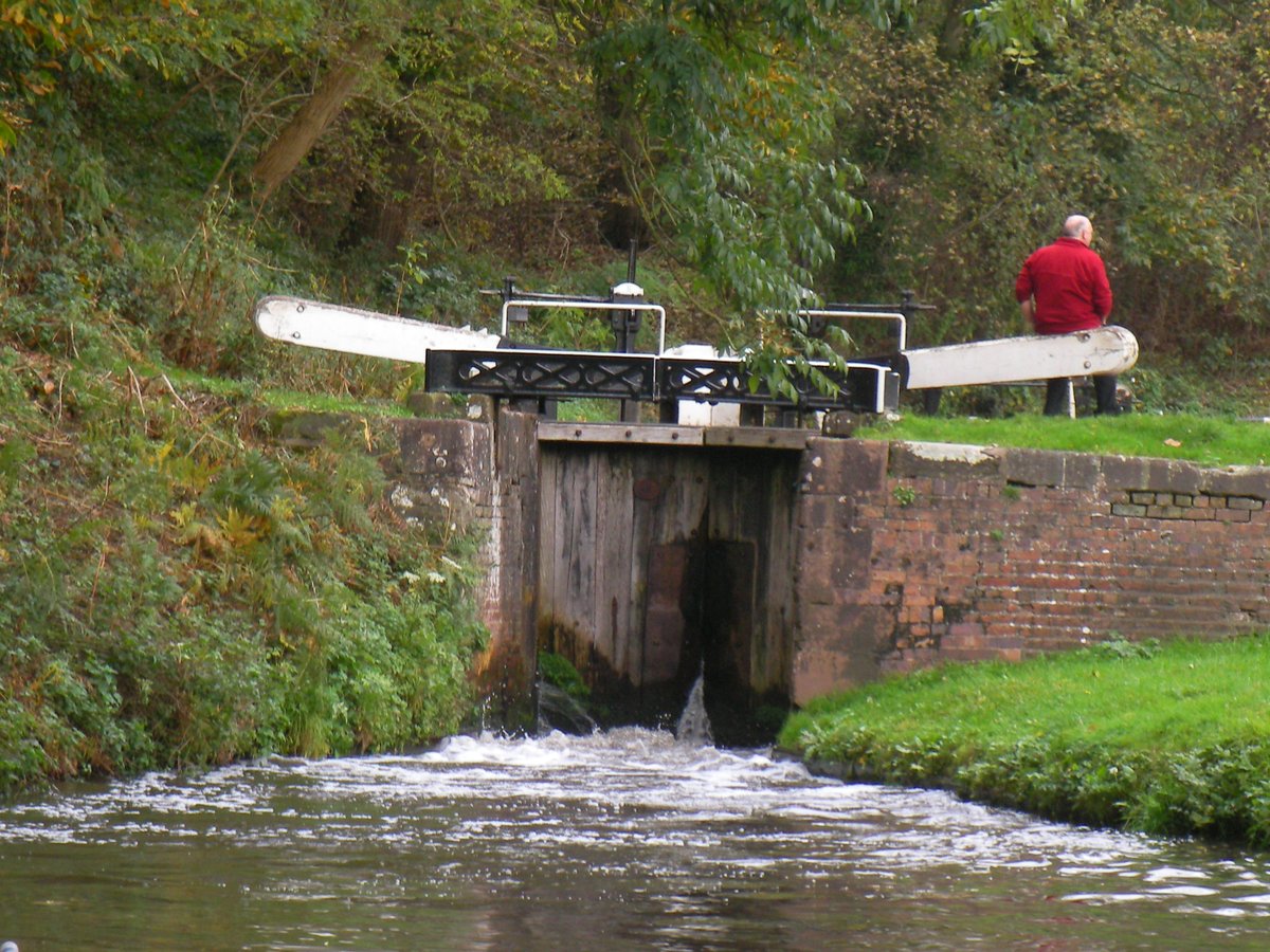 🇬🇧God Save the Queen 
Nous ne résistons pas à vous envoyer une #cartepostale de la région de Stone au sud de #manchester 
Les canaux anglais sont très étroits et les bateaux assez incroyables : très longs, pour seulement 2,13m de largeur. 
lescanalous.com/region/grande-…