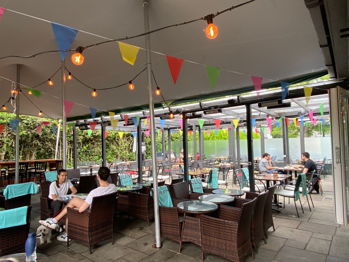 TheChurchGreen's tweet photo. Oh hi… long weekend #Jubilee ready and lashings of Pimms and @BLOOMGin #pizza #pubmenu #dogfriendly https://t.co/C3niibc4pa