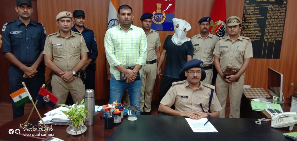 police_haryana's tweet photo. खेलते समय #Kidnap की गई 7-वर्षीय बच्ची को #HaryanaPolice की टीम ने #Nuh जिले में मात्र 7-घंटे में तत्परता दिखाते हुए बड़ी सुझ-बुझ के साथ अपहरणकर्ता के चंगुल से छुडाया।अपहरणकर्ता की गिरफ़्तारी सहित वारदात में प्रयोग की गई मोटरसाइकल भी बरामद।
…
@DGPHaryana @cmohry https://t.co/F4WrEjpUpU