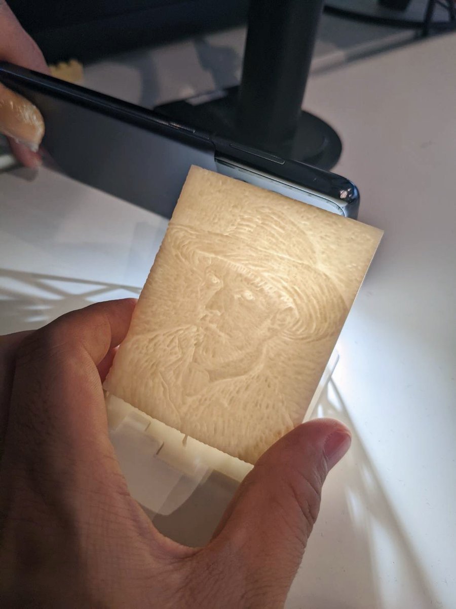 PRODUCT158's tweet photo. 【絵画を3Dにするとどうかるか？】

絵画を立体化してみました。
画像の陰影を元に、CADで立体化。

何とか絵画には見えるが、まだまだ調整が必要です🤔

いじくりすぎて
原画と離れてしまうと意味が無いので、
そのあたりが難しい。

ただ、なにがって…
シンプルブツブツが気持ち悪いわ…😫 https://t.co/UmYwZeJGEF