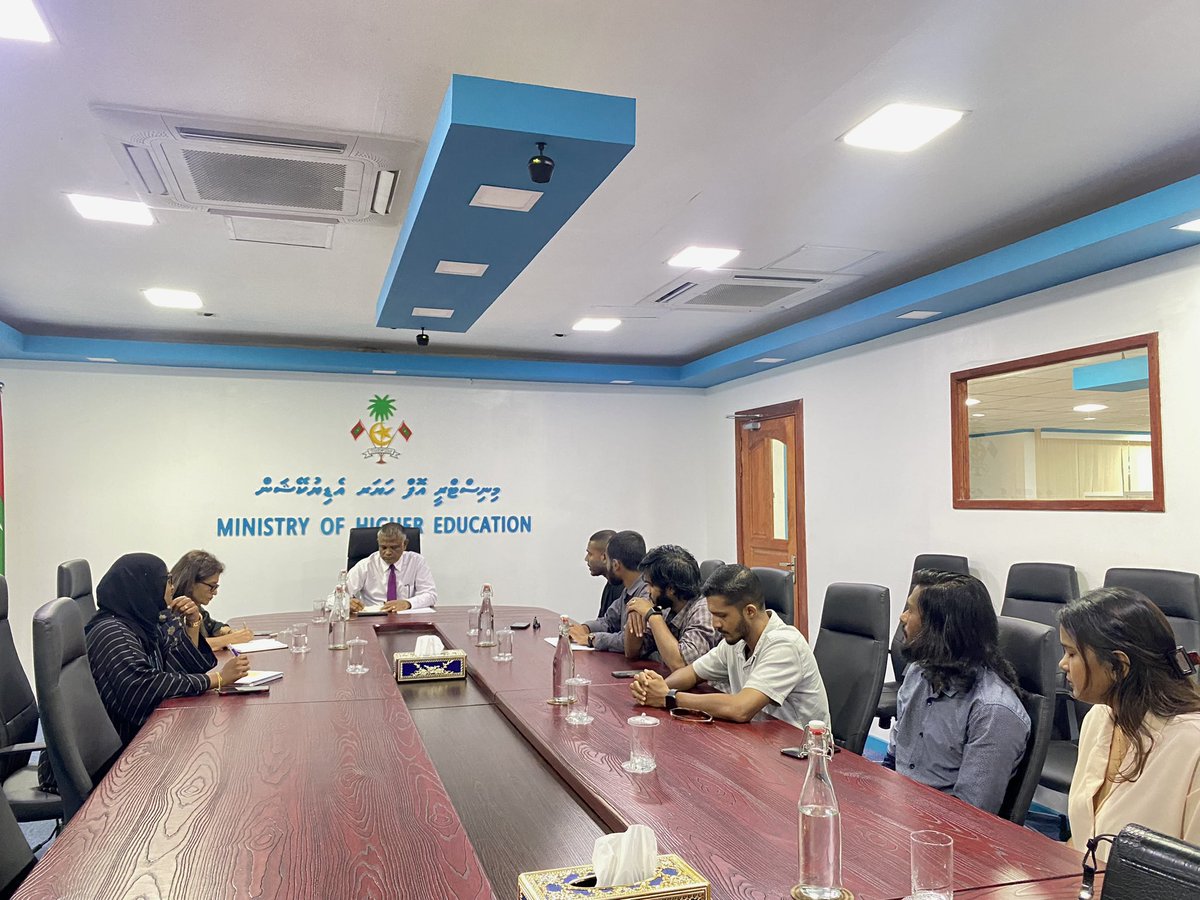 MoHEmv's tweet photo. މޯލްޑިވިއަން  އޭވިއޭޝަން  އެކަޑަމީގެ ދަރިވަރުން މިނިސްޓަރ އޮފް ހަޔަރ އެޑިއުކޭޝަން ޑރ. އިބްރާހިމް ހަސަން އާއި މިއަދު ބައްދަލުކުރައްވައިފި. މި ބައްދަލުކުރެއްވުމުގައި އެ ދަރިވަރުންގެ ތަޖުރިބާތައް މިނިސްޓަރާއި ހިއްސާ ކުރެއްވި. https://t.co/HSxuOUk1OY