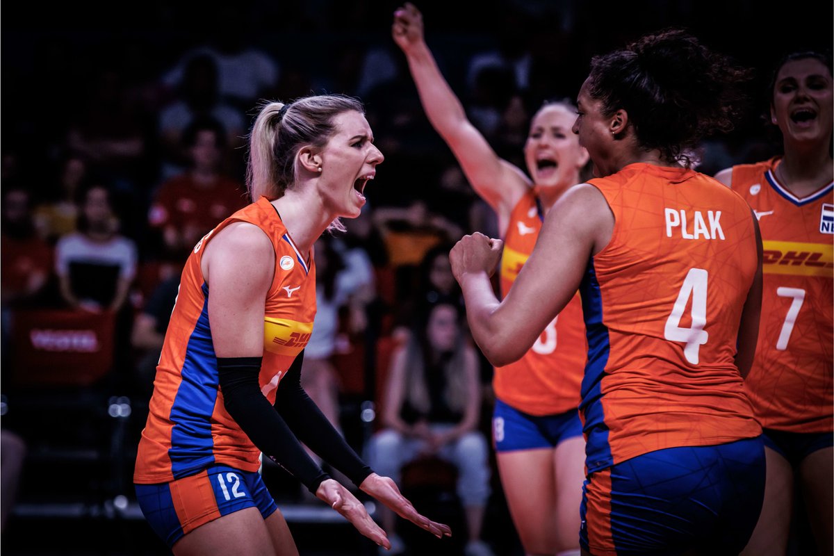 ZiggoSport's tweet photo. En doorrrrr! 🏐
De tweede Nations League-wedstrijd van de @Volleybaldames staat op het punt van beginnen 🙌
Tune in! ↯
🇧🇬 Bulgarije - Nederland 🇳🇱
⏰ Vanaf 14:50 uur
📺 Live op Ziggo Sport (kanaal 14 & Select)
#ZiggoSport #VNL #BULNED https://t.co/botuFS0QSv