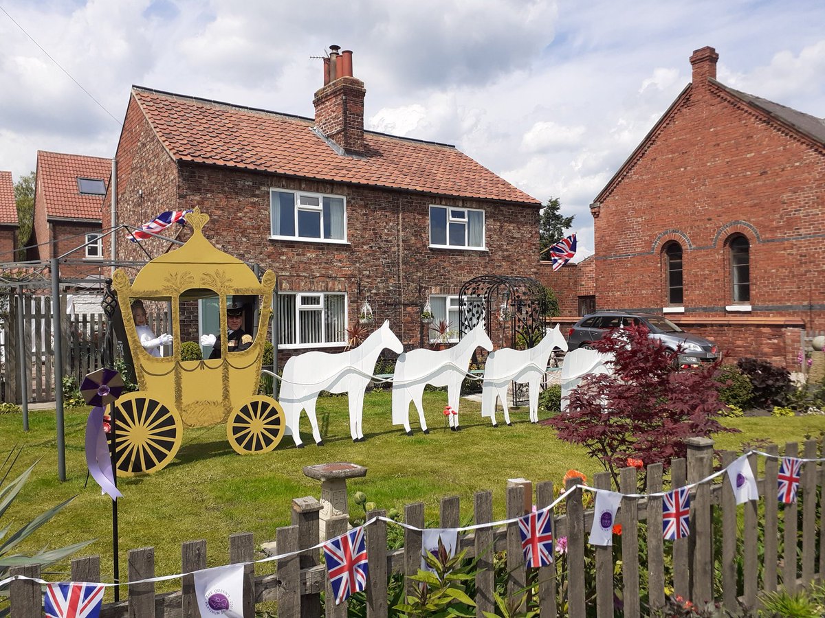 How amazing is this! Royal horses and carriage with HRH doing the Royal 👋.  This is in a little village in Burn nr Selby North Yorkshire 😀 
#HRH #PlatinumJubilee #GodSavetheQueen