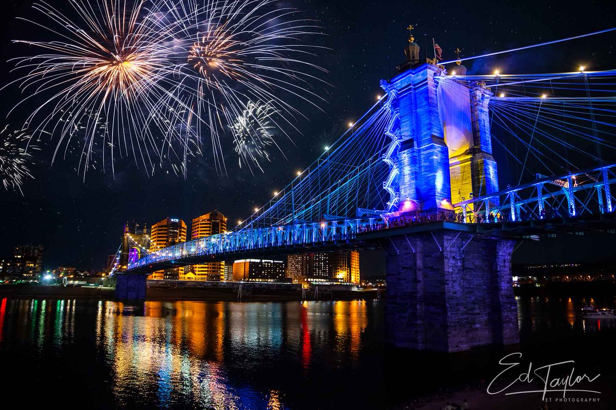 PhotographyET's tweet photo. Best skyline in the USA (in my opinion 🙂). John A Roebling Bridge with #fireworks in #Cincinnati
https://t.co/aev1OxfhXO
#Ohio #Kentucky #Indiana #Skinline #cityscape #homedecor #officedecor #colorful #fireworks #buyintoart #printsforsale #puzzles https://t.co/OzqViYVcjW