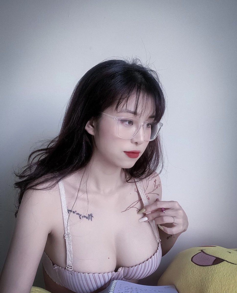 HeuSex's tweet photo. Nghe nói các anh thích con gái đeo kính😈🥲 https://t.co/okNh02x7t0