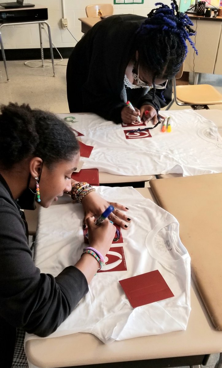 p4learning2004's tweet photo. Thatβs a wrap on our after-school programs! Here are our Gaithersburg MS Go2College students on tshirt day! Our cohorts of 7th and 8th graders got an early start on their college readiness and goal setting!
#startearly #go2college #firstgeneration #firstgenstudent https://t.co/zMSVncuatT