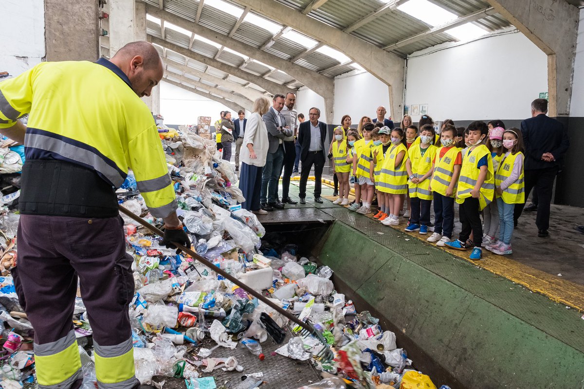 ♻️ #LaLigaDelReciclaje permite a 2 millares de escolares y 100 docentes conocer los sistemas de gestión de residuos y depuración de aguas de #MARE

✅ <a href="/GuillermOngayo/">Guillermo Blanco</a> y <a href="/LomboMarina/">Marina Lombó</a> acompañan a un grupo de estudiantes en su visita a #ElMazo

ℹ️➡️ bit.ly/3PRCQu1