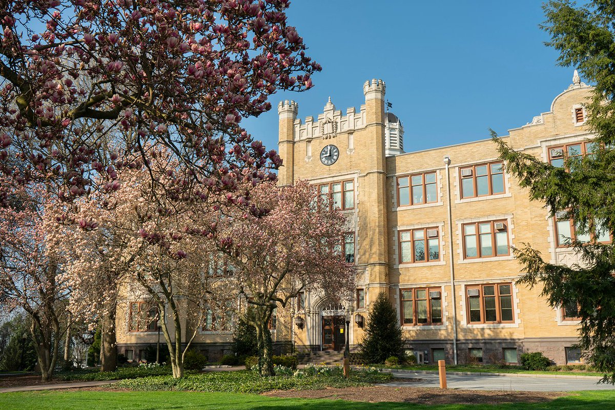 LVC's tweet photo. Did you know as an LVC alum you can refer future Dutchmen to the College? Our $1000/yr Alumni Referral Scholarship is renewable for up to four years of full-time undergrad enrollment! Details &amp; referral link: https://t.co/xd6yLFqvmG #GoLVC #GoDutchmen @LVCathletics https://t.co/vUaRfW74kY