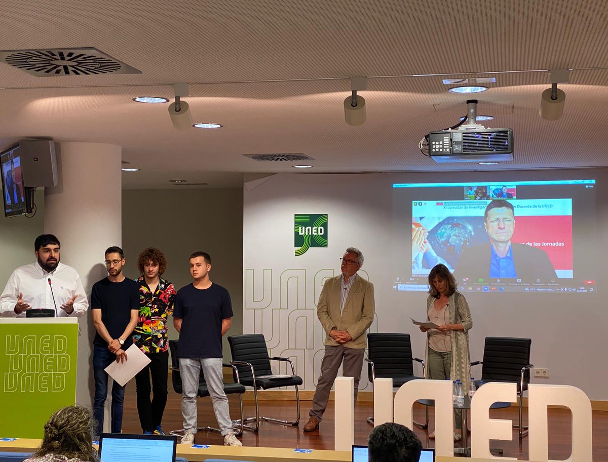 redinfografias's tweet photo. Miembros de @grupoCAPIRE, @angelpazoslopez, @amoranbarrio, @M_Vitriolo y Gwendal Martín reciben la mención a Mejor Comunicación Externa, enmarcado en el proyecto de Infografías Científicas, durante las Jornadas de Investigación e Innovación Docente  de la @UNED y el @IUEDUNED https://t.co/d87iZaveQ1
