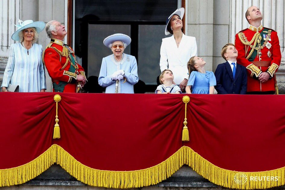 fab_pix's tweet photo. 📷 @hannahmckay88 

#QueenElizabeth #QueensJubilee #PlatinumJubilee https://t.co/fz9ESmdij5