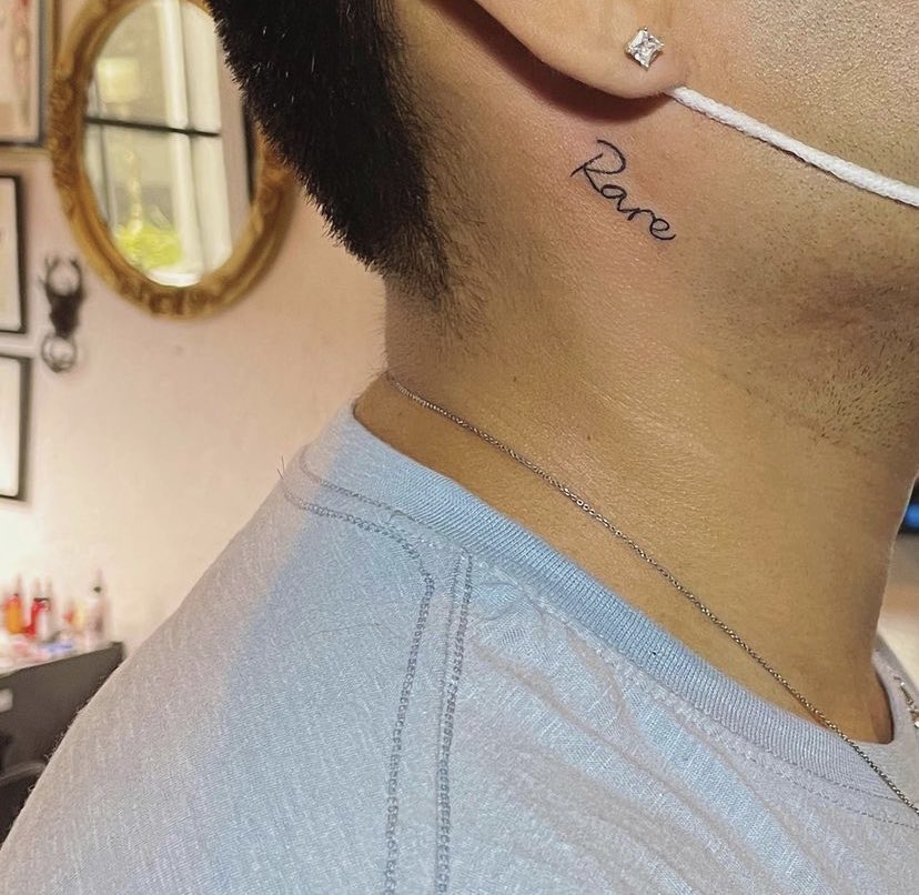 beautifulndbad's tweet photo. Mi novio me habló feo el otro día así que le he obligado a hacerse esta puta mierda de tatuaje del peor disco que existe 🖤 https://t.co/wxkzSShLfE