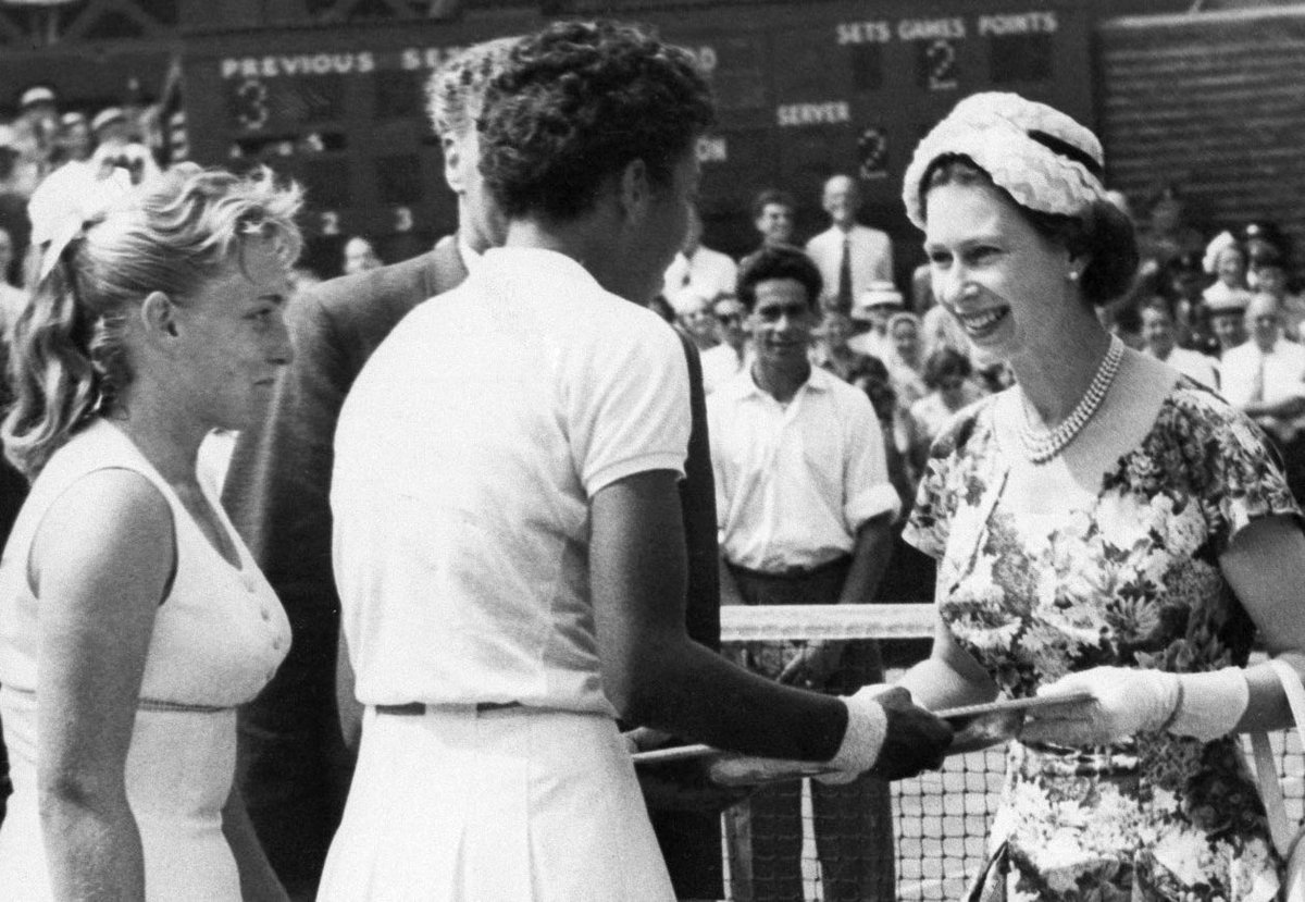 LaClasseSport's tweet photo. Aujourd’hui c’est le #PlatinumJubilee 🏴󠁧󠁢󠁥󠁮󠁧󠁿
La reine Elizabeth a le pouvoir de classer les sportifs anglais dans l’histoire en les anoblissant. #SheisClassy ⬇️ https://t.co/37LrUG2e6u