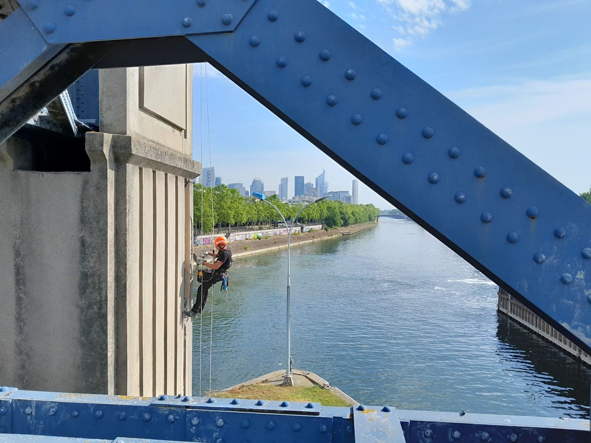 vnf_officiel's tweet photo. #JeudiPhoto 
Vue impressionnante depuis le chantier de fiabilisation &amp; modernisation du barrage de #Suresnes. 
Cet ouvrage stratégique pour le transport fluvial sur la #Seine voit passer 17 000 bateaux et 7,5M de tonnes de marchandises/an, soit l'équivalent de 300 000🚚 https://t.co/IdCMMol0ol