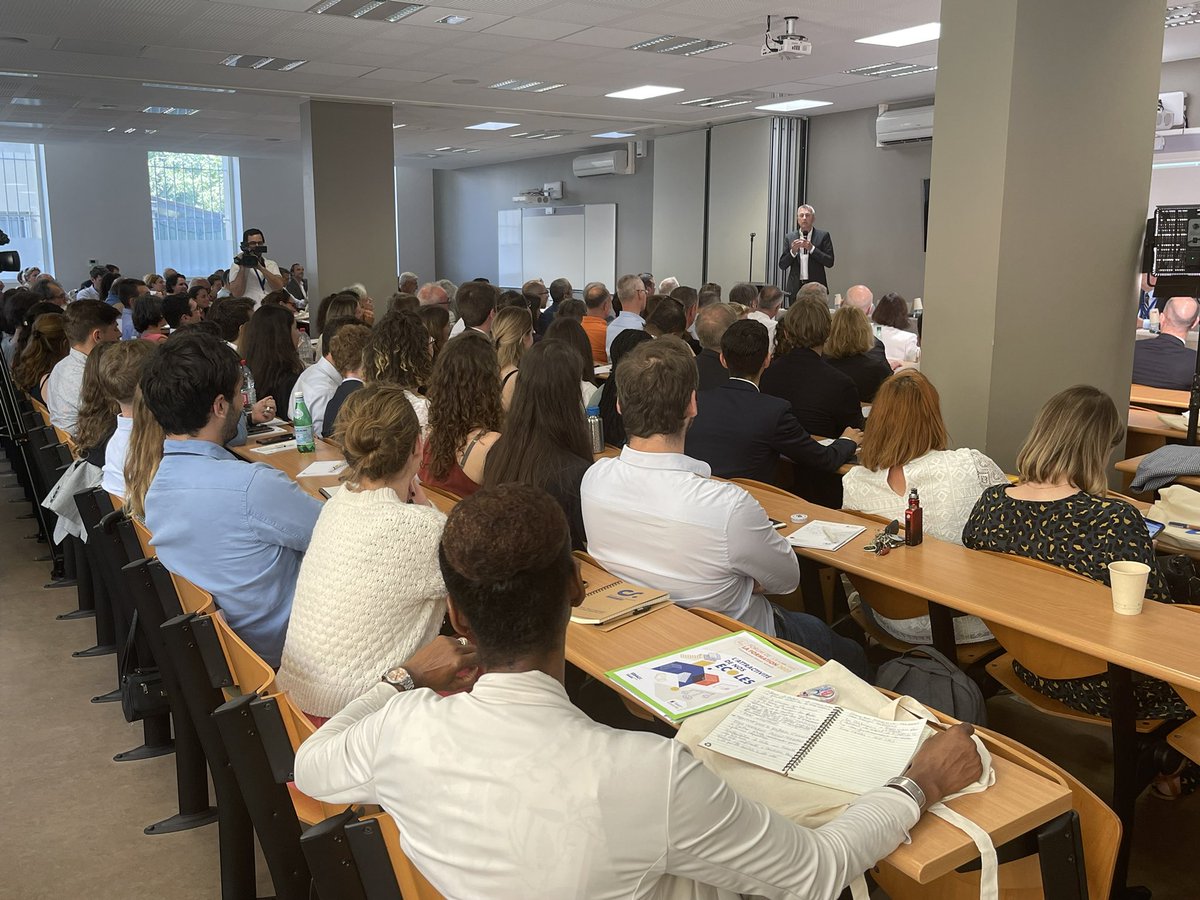 CNBarreaux's tweet photo. "L'avocat n'est pas qu'un simple juriste, nous apportons notre valeur ajoutée grâce à notre expertise, notre déontologie et plus encore par notre indépendance"
🗣 Jean-François Mérienne, président de la commission formation du CNB #ForumFormation https://t.co/ix6m1S9gc2