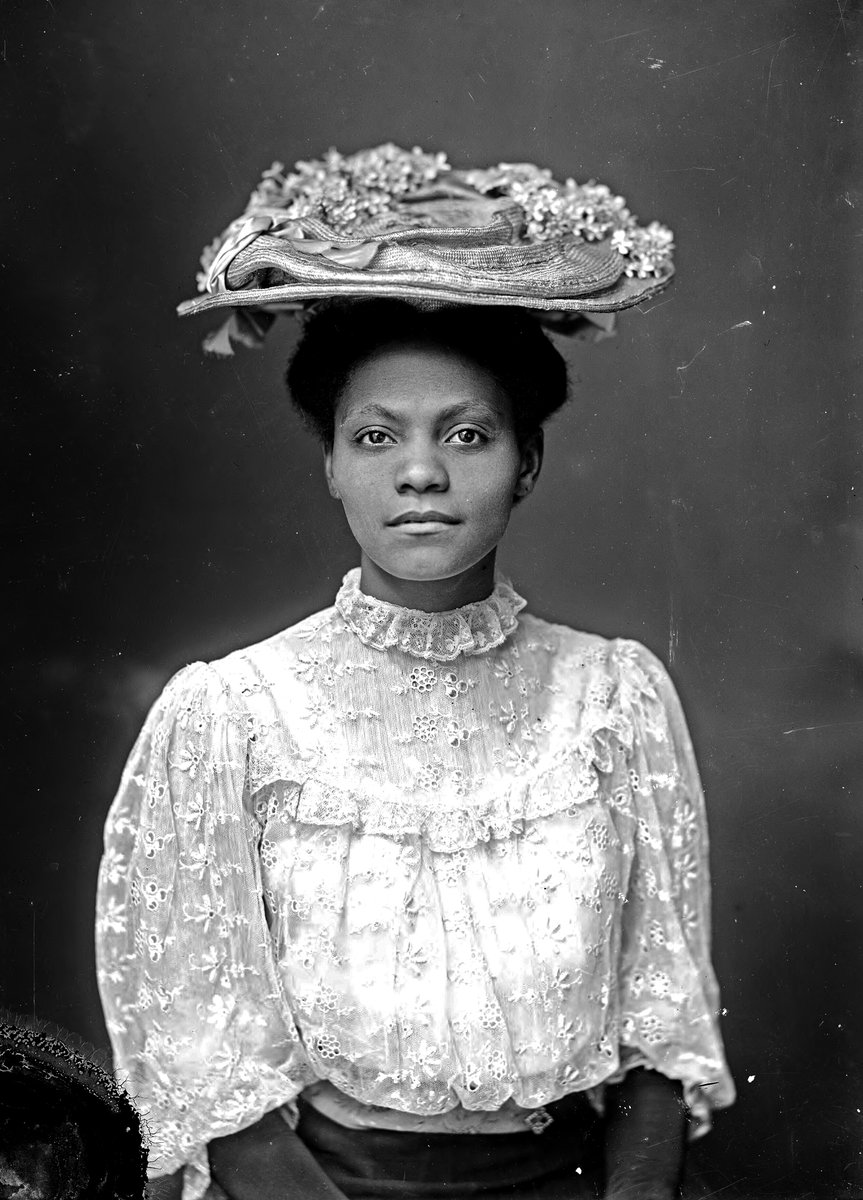 RareUVA's tweet photo. Who is she? 
In our records, she's "Untitled." 
Yet she had a name, a life. 
Help @HolsingerPhotos transcribe Holsinger Studio ledgers from @RareUVA to connect African American portrait sitters from a century ago to their names + lives: 
https://t.co/zwW1CaTHnm https://t.co/8ozpIHYwvl