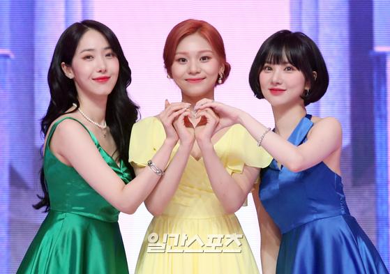 zzaa_nn's tweet photo. We are proud of you VIVIZ..
You guys always be Buddy and Na.V Queens, love you.. Enjoy this moment 💙💜❤️

#GFRIEND #여자친구 #VIVIZ #비비지 #EUNHA #은하 #SINB #신비 #UMJI #엄지 #QUEENDOM2 #FantasyWithVIVIZ #RUNTHEWORLD @VIVIZ_official https://t.co/WHAeyk4oRu