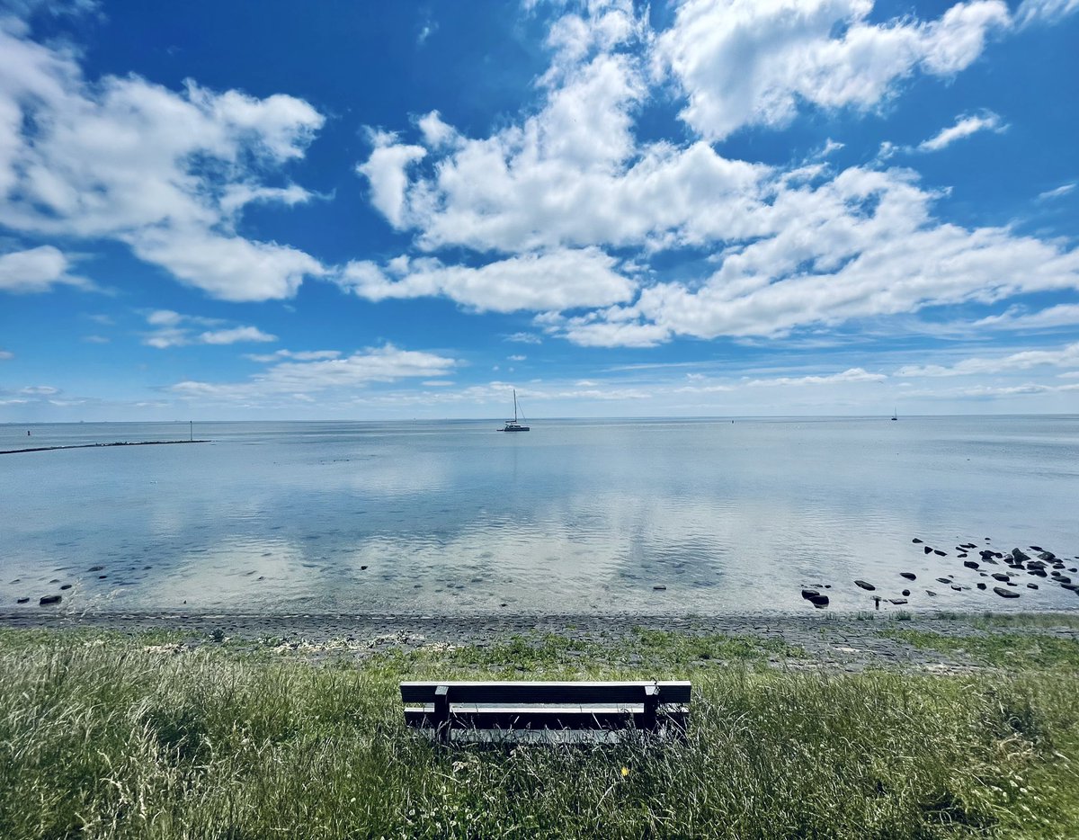 hierendaar's tweet photo. Dromen, mijmeren, turen, #catemaraanstaan #vlie #turen #vlieland #waddenzee #wad #cloudscape #thenetherlands #weerfoto #kalmte #holiday https://t.co/mekZRX6g6U