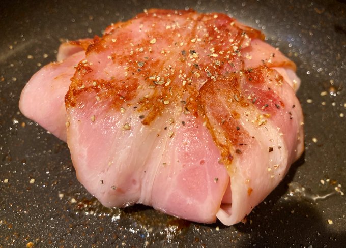カマンベールチーズのベーコン巻きをブラックペッパーたっぷりで焼くのはいいぞ 