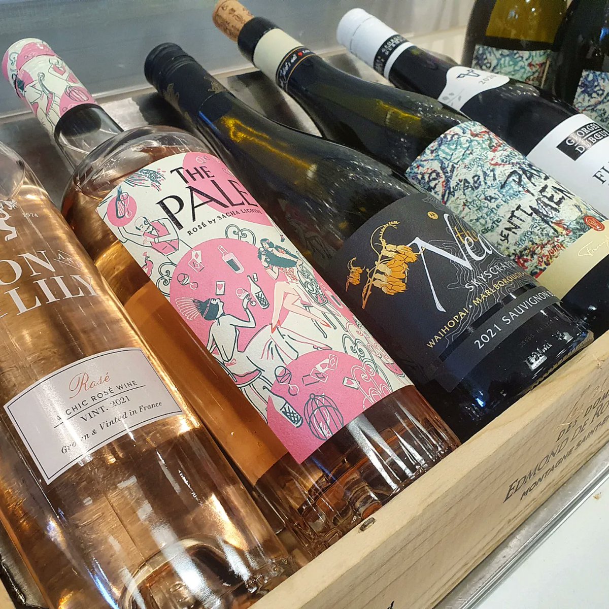 majesticsale's tweet photo. JUBILEE DEALS...
🌟 At least 25% Rosé
🌟 At least 25% Champagne 
🌟 The Ned Skyscraper - SAVE £5 
🌟 Rupert &amp; Rothschild Classique  - SAVE £8 
🌟 Fleurie George Duboeuf - SAVE £3 

AND MUCH, MUCH MORE! 

#Majestic #MajesticWine #JubileeOffers #BankHoliday #WineDeals https://t.co/5XVbFB1xK9