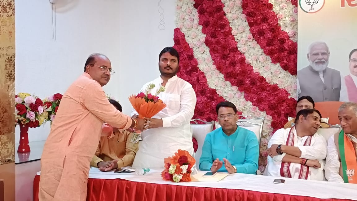 itsamitbalmiki's tweet photo. मोदी सरकार के 8वर्ष पूर्ण होने पर रिपोर्ट टू नेशन कार्यक्रम में प्रेस वार्ता में रहना हुआ और विभिन्न योजनाओं के लाभार्थियों को सम्मानित किया https://t.co/R1Hrnloa19