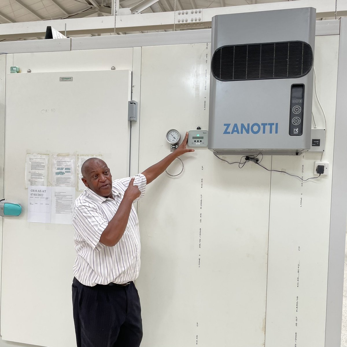 JamesDeanRec's tweet photo. WassimChourbaji: RT @bakerac1: Great #WirelessReach site visit in #Kenya today checking out the ColdTraceX with @Nexleaf. They are leveraging @Qualcomm tech for real time data monitoring of the cold chain and vaccines. @QualcommforGood https://t.co/ZbOsFKjPsM