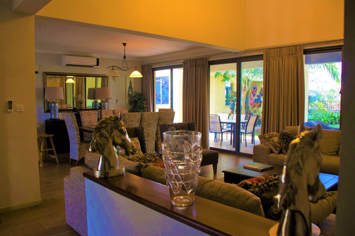 Model D - OAK
298 m² on a 750 m² lot
5 Bedrooms
5 Bathrooms
Internal parking for cars
34 m² annex