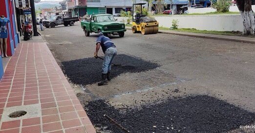 Estamos Transformando el Municipio Ayacucho 🟢🔴🟡

Desde Ingeniería Municipal venimos realizando trabajo de Bacheo en diversas zonas del Municipio, porque estamos seguros que podemos ser el Municipio Ejemplo del Táchira 💪🏻

<a href="/gestionayacucho/">Alcaldia Del Municipio Ayacucho.</a> 
#SiSePuede