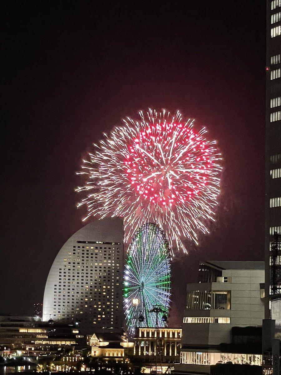 kaz8_57's tweet photo. 今年も運良く部屋から観れたー🎆 https://t.co/OBMCq36LnZ