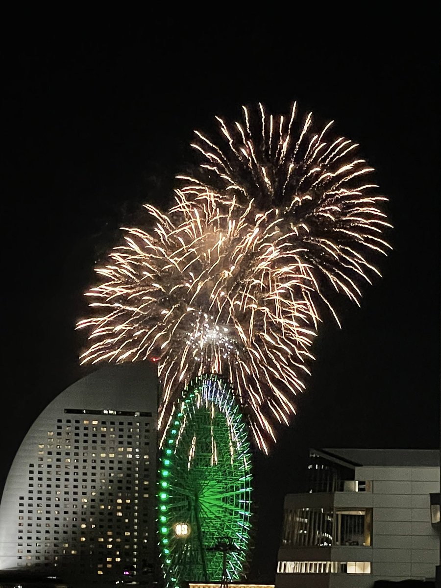 kaz8_57's tweet photo. 今年も運良く部屋から観れたー🎆 https://t.co/OBMCq36LnZ