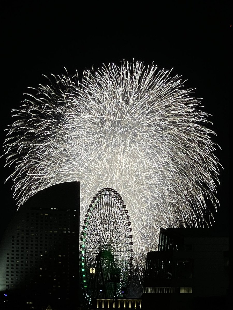 kaz8_57's tweet photo. 今年も運良く部屋から観れたー🎆 https://t.co/OBMCq36LnZ