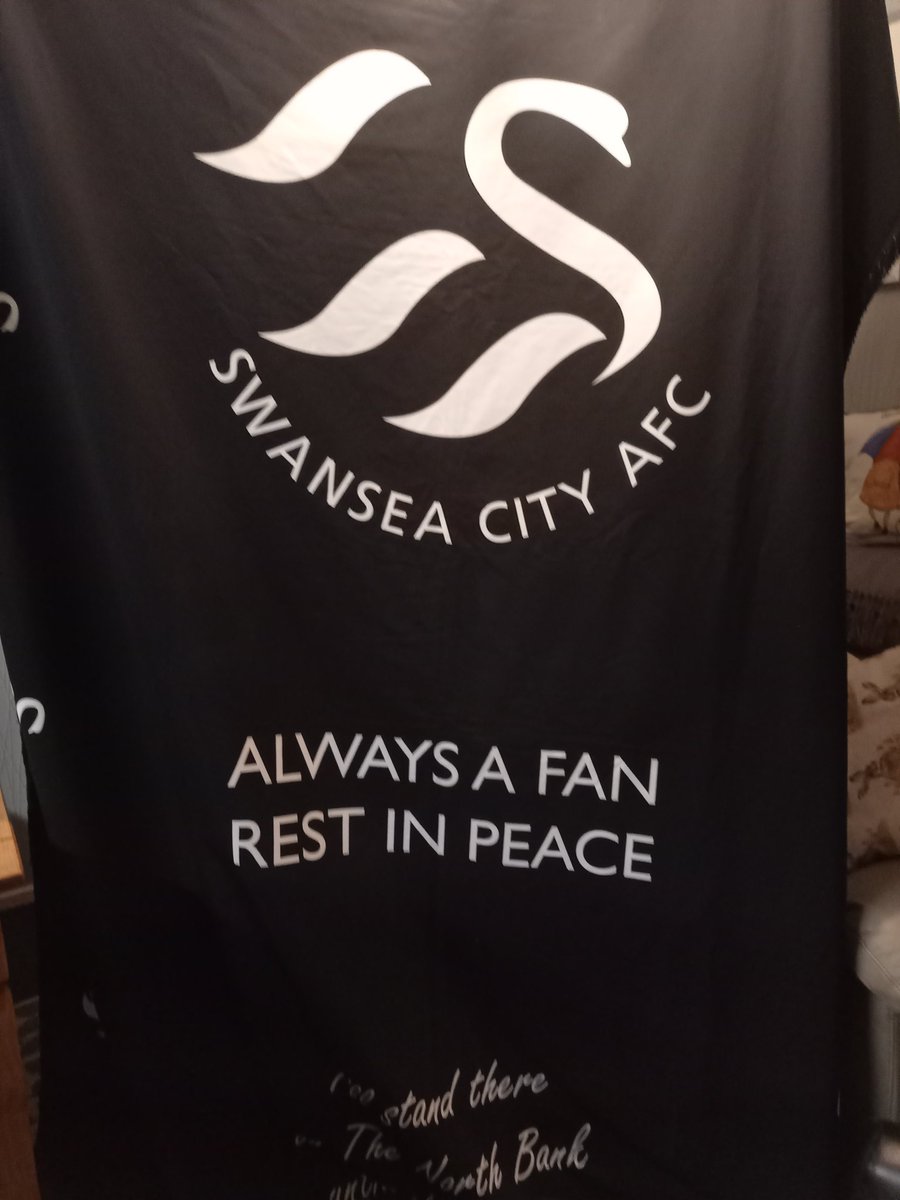 GinaTimgudge's tweet photo. @weareswansea For as long as I remember Dad was an avid fan so it was #swans all the way in our house 🦢 most of his childhood was spent at #thevetch even bore the official swans coffin drape at his funeral #proud moment https://t.co/jMgDZUtmL8