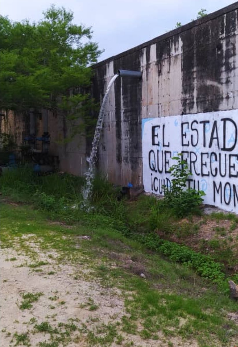 ronaldferrer77's tweet photo. Y mientras hoy 2 de junio la parte alta de nueva casarapa sigue sin agua el tanque que nos surte se esta botando, ojo me imagino que esto es para regar las plantas https://t.co/f1TtYK5wIL