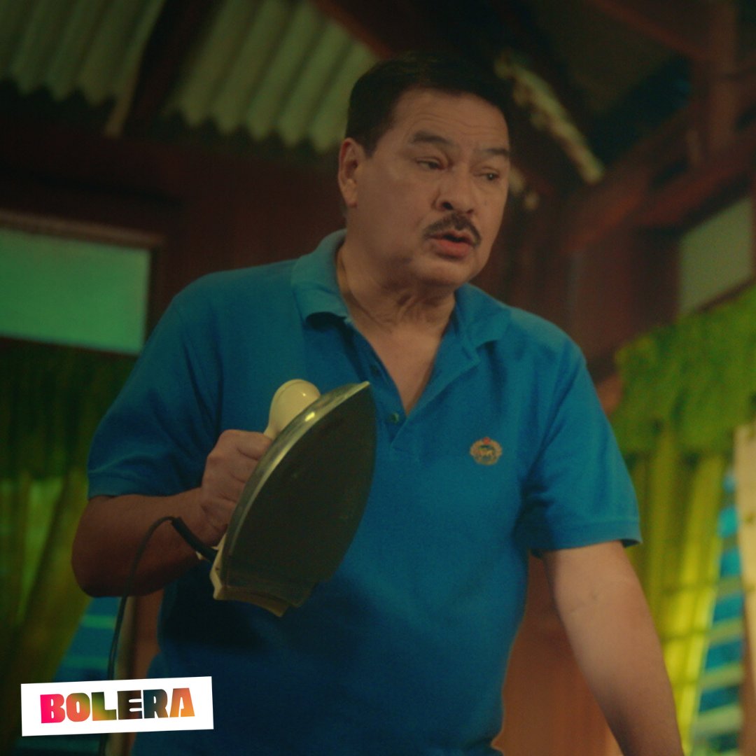 GMADrama's tweet photo. Ang training ni Joni sa billiards na nagsimula sa pamamlantsa! 😁

Si Tessa akala gumagawa ng gawaing-bahay si Joni! 😂 #Bolera #BoleraLihimNaPageensayo https://t.co/VKgaeMqN03