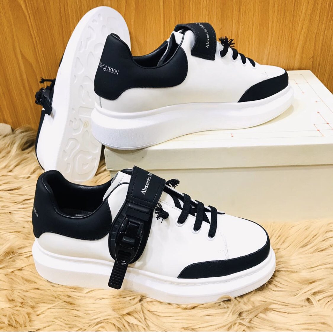 Take a pic of you (feet) >>> wearing your favorite 👟👠.