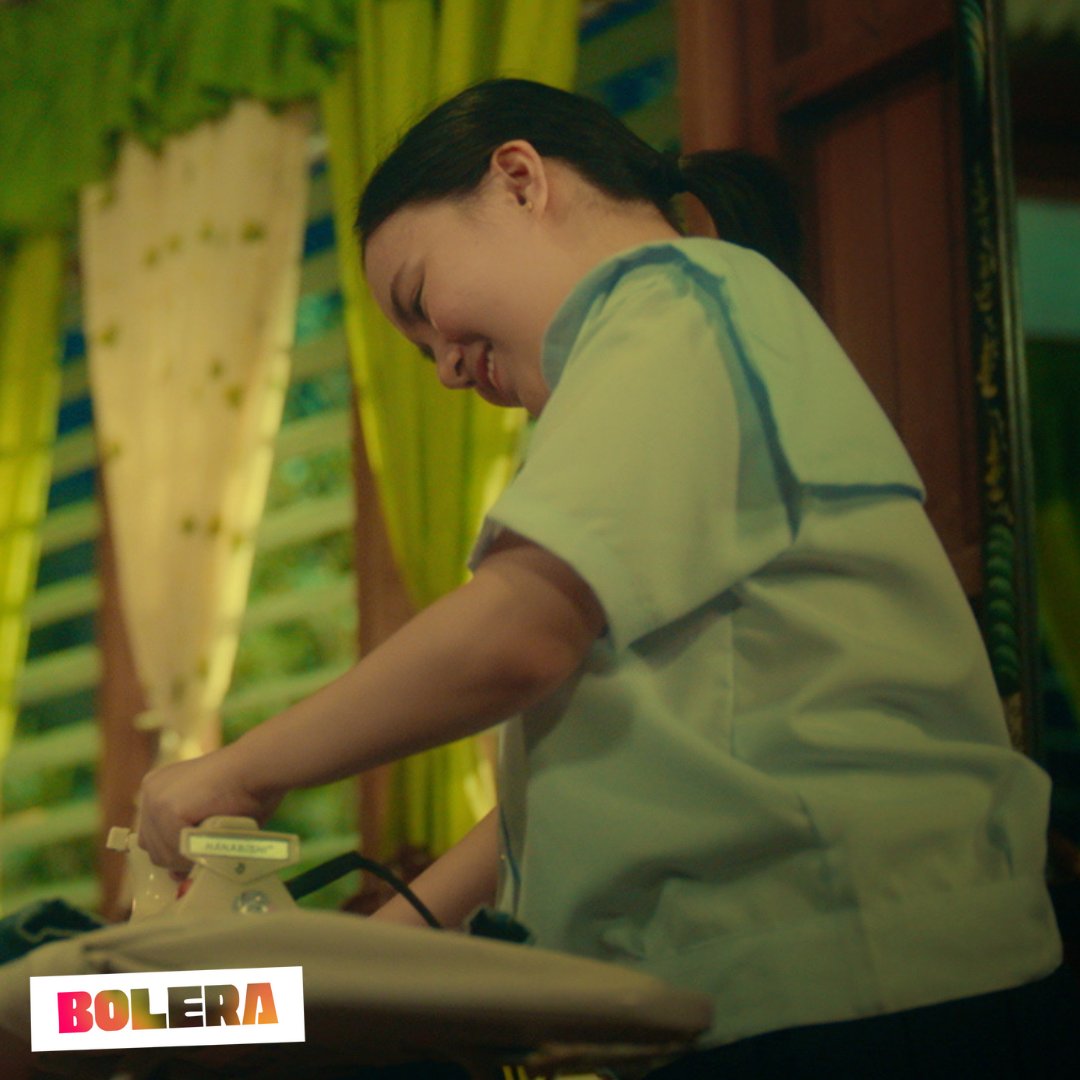 GMADrama's tweet photo. Ang training ni Joni sa billiards na nagsimula sa pamamlantsa! 😁

Si Tessa akala gumagawa ng gawaing-bahay si Joni! 😂 #Bolera #BoleraLihimNaPageensayo https://t.co/VKgaeMqN03