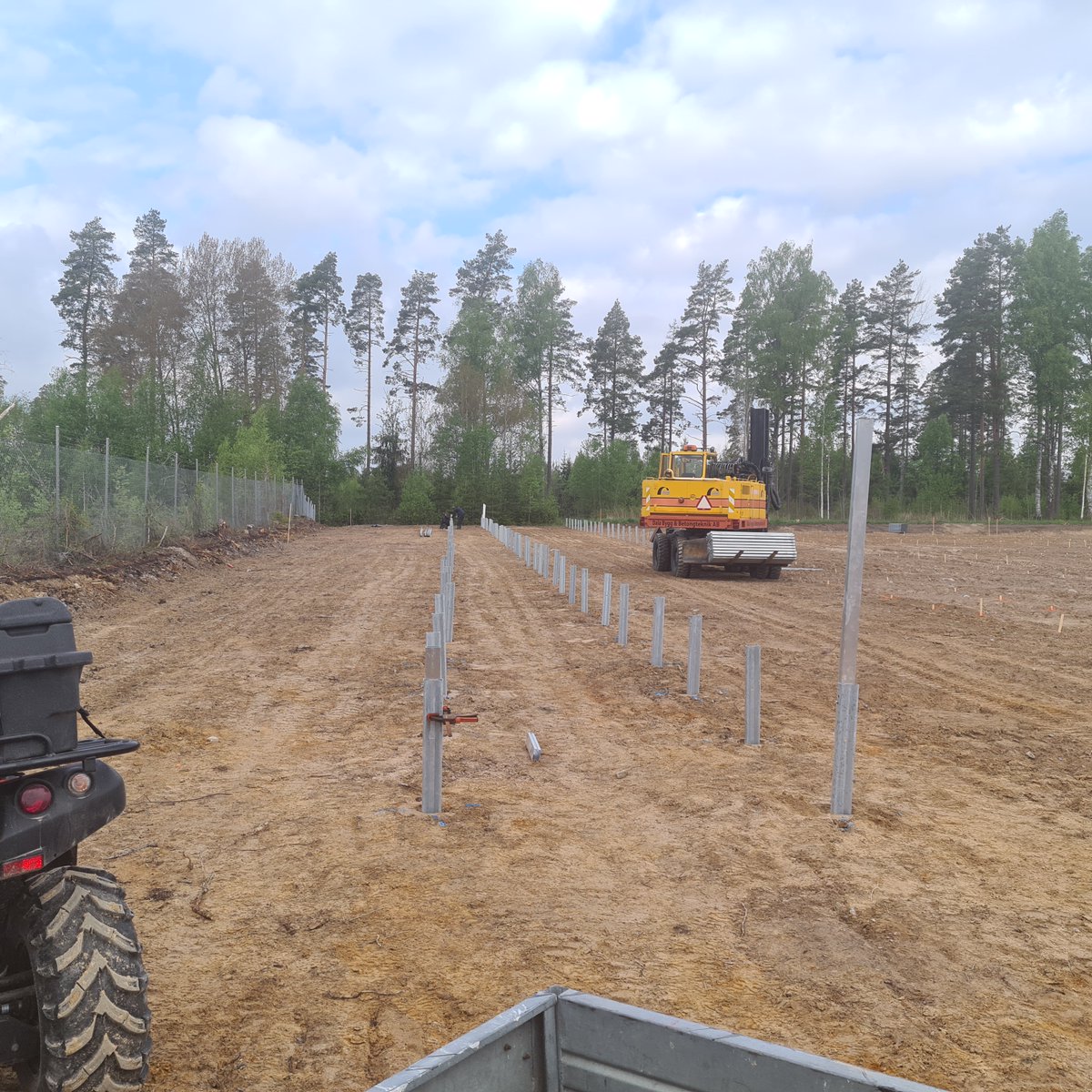 Byggandet av vårt nya solfält går snabbt framåt. För att genomföra bygget använder vi 11 040 bultar, 4 560 #solcellsmoduler, 2 208 Sigmaprofiler och uppskattningsvis totalt 21 000 arbetstimmar💪