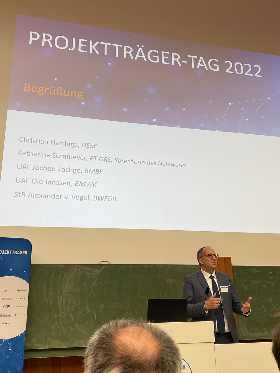 teczen's tweet photo. „Von der Idee zum Markterfolg.“ So entsteht auch Souveränität in der Innovation. UAL Janssen vom #BMWK bedankt sich bei den Projektträgern des #PTNetzwerk. Und ermuntert uns, immer weiter zu verbessern und zu treiben! #FuE #PTTag #Forschung #Transfer https://t.co/XO5v83G90P