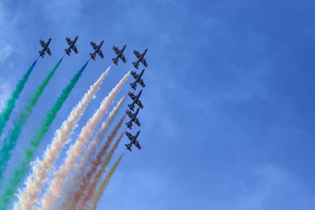 La fibra di questo Paese è nelle persone che ogni giorno si spingono un po’ più su, per farci volare come un unico grande popolo. Buon compleanno, Repubblica Italiana! #2giugno

[📸 Freepik]