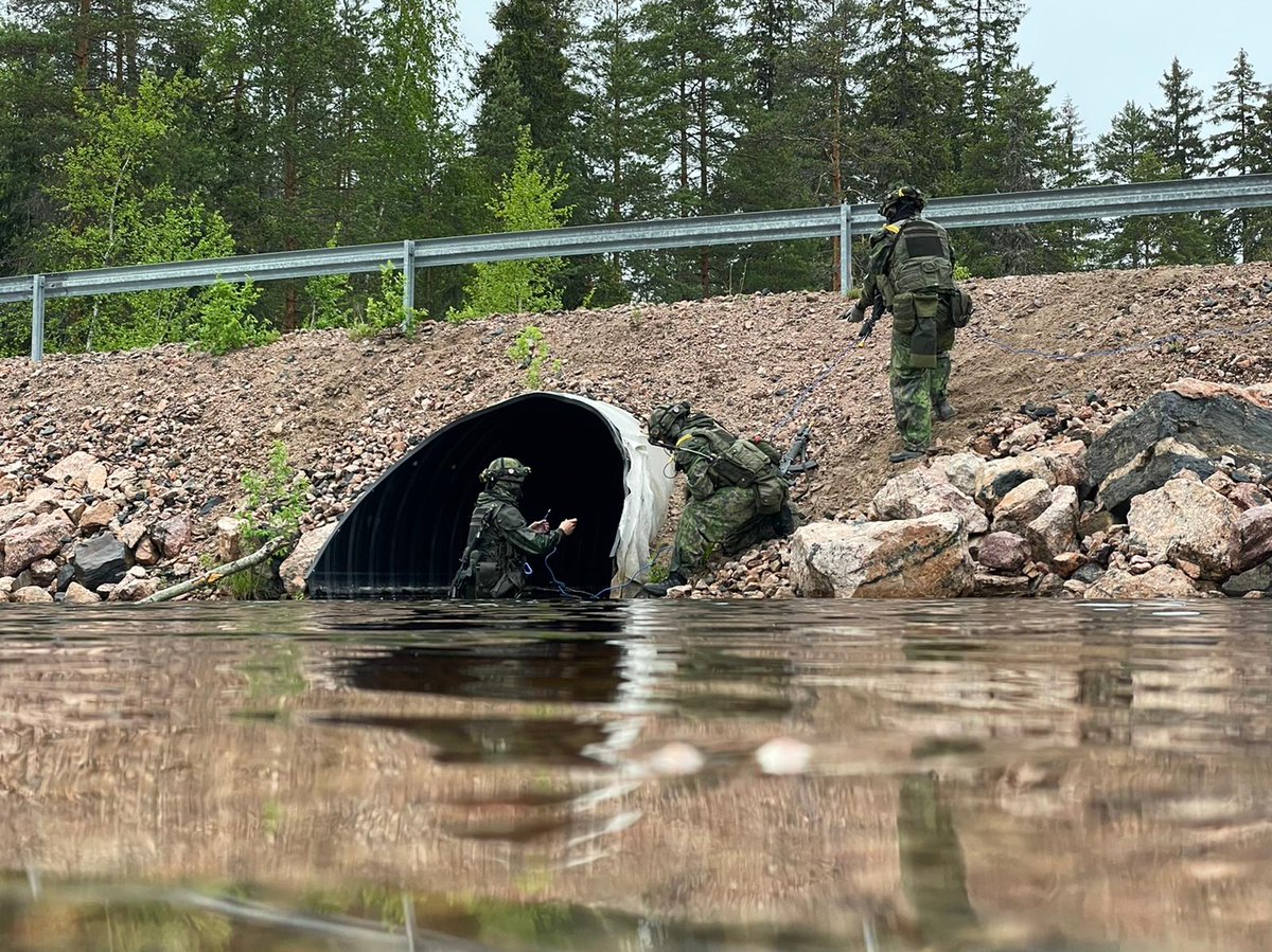 KarjalanPR's tweet photo. Pioneereilla on monia tehtÀviÀ #REPO22 -taisteluharjoituksessa. TehtÀviin kuului niin suluttamistehtÀvÀ Taipalsaarella kuin myös erilaiset raivaamistehtÀvÀt ympÀri Kymenlaaksoa.
#Karjalanprikaati
@PorinPR https://t.co/0QWTrU5i1z