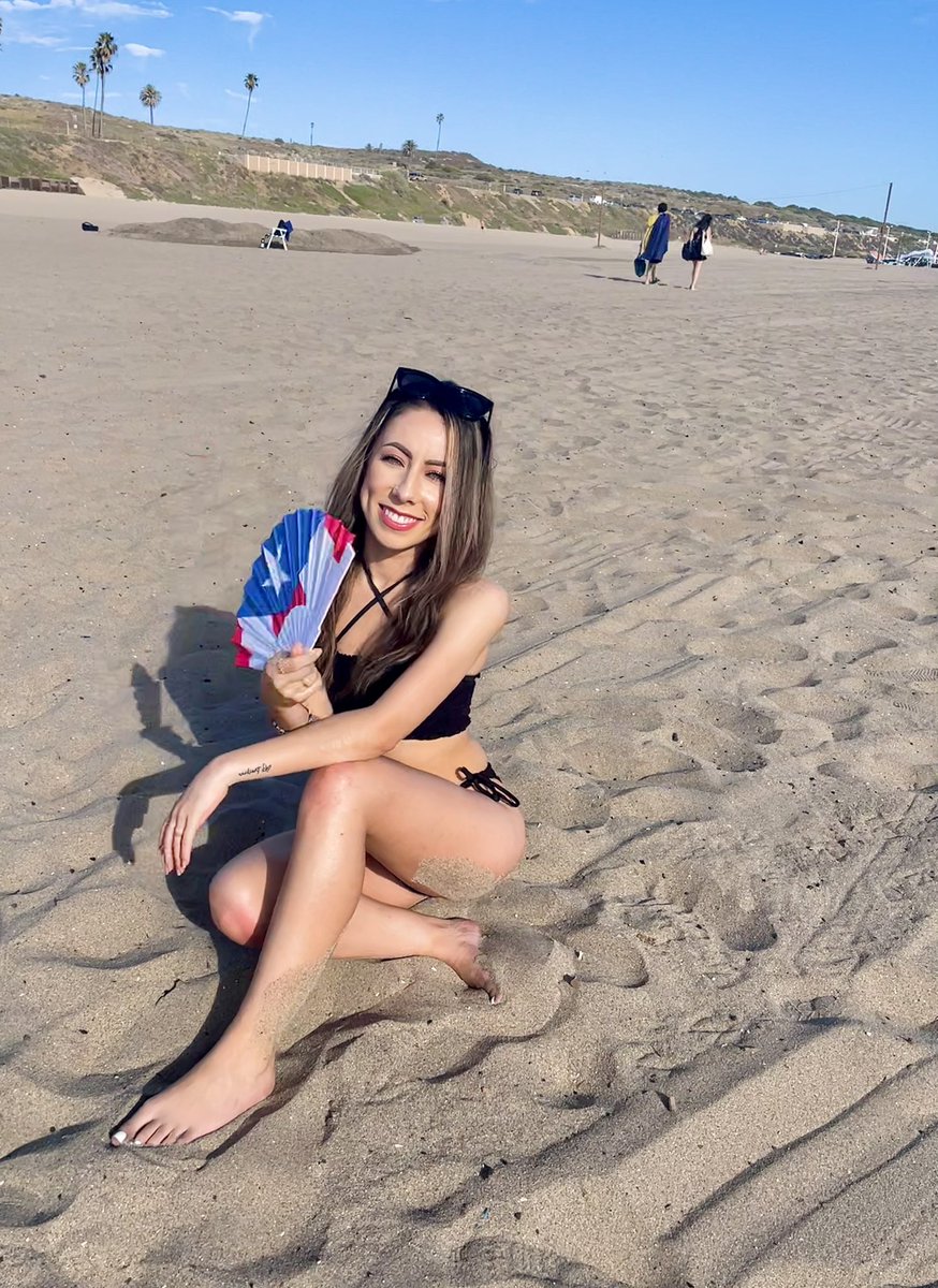 sweetsugarglow's tweet photo. @iamcardib Getting sugared and going to beach in our cute bikinis!! Stop shaving ladies because that only hurts the 🐱 https://t.co/GKmeUpE47J