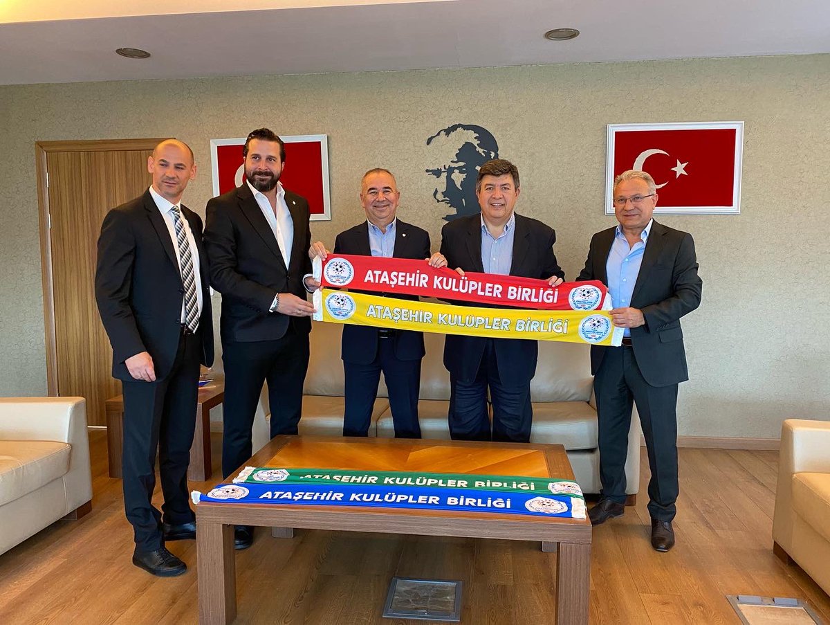 Galatasaray spor kulübümüzün 2. Başkanı sayın Polat Bengiserp, Galatasaray Emlak Geliştirme A.Ş yönetim kurulu üyesi sayın Altuğ Erim ve Taç Spor sorumlusu abim Dursun Karataş’a nazik ziyaretlerinden dolayı teşekkür ederim.