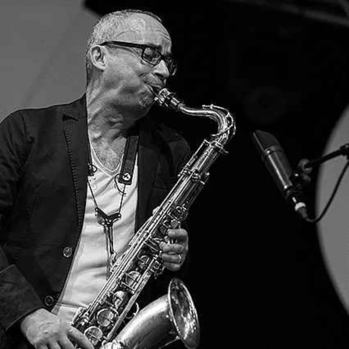 We're very lucky to have the award winning saxophonist @JulArgJazz join us for our monthly podcast! 
Julian reflects on how he finds meaning through emotional connections with the music he plays &amp; hears. 
This is a good one!! 🎧 buff.ly/3m4iEHG 
#musicpodcast #musicmaking