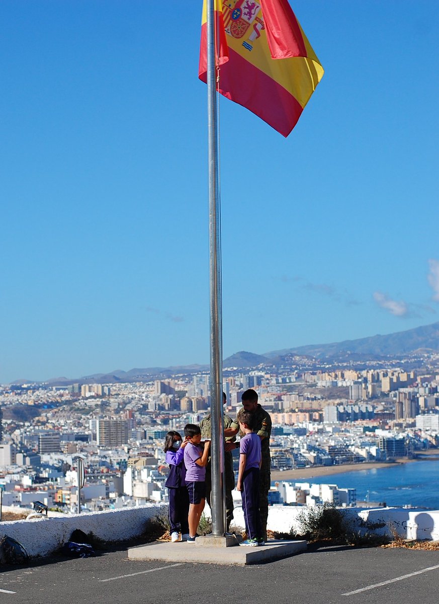 MCANA_ET's tweet photo. #Buenosdías. El Regimiento de Infantería "Canarias” 50 #BRICANXVI recibe la visita del colegio "San José Artesano" #GranCanaria, donde los alumnos conocieron la unidad mientras se divertían con las distintas actividades preparadas para la ocasión.
#SomostuEjército 🇪🇸 https://t.co/6Fi68Fupxq