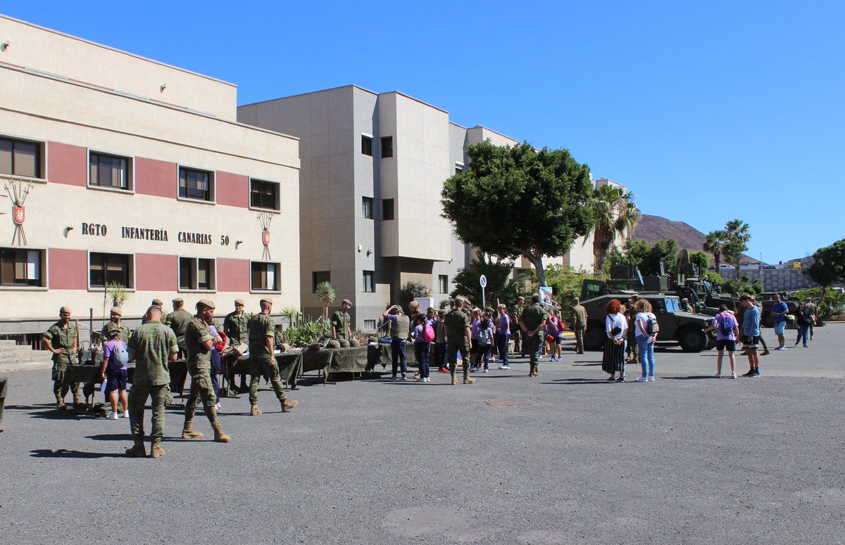 MCANA_ET's tweet photo. #Buenosdías. El Regimiento de Infantería "Canarias” 50 #BRICANXVI recibe la visita del colegio "San José Artesano" #GranCanaria, donde los alumnos conocieron la unidad mientras se divertían con las distintas actividades preparadas para la ocasión.
#SomostuEjército 🇪🇸 https://t.co/6Fi68Fupxq