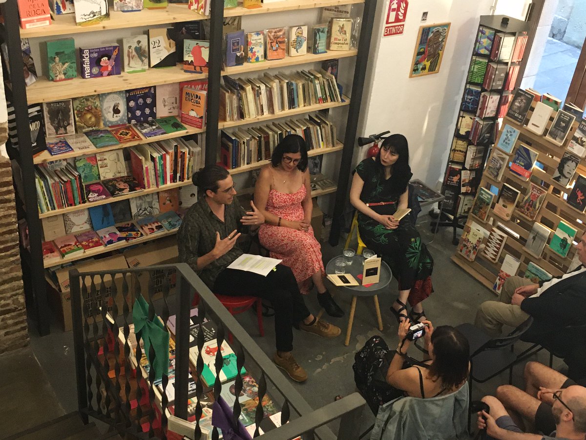 EditorialComba's tweet photo. Gran acogida ayer en la presentación de ‘El reverso del agua’ en @LataPeinada. Gracias a Lola Nieto y Fernando Garcia Moggia por su inteligente lectura y a todos los que vinisteis a celebrar la publicación de este gran poemario de Valentina Marchant. https://t.co/gRN4cRb6jv