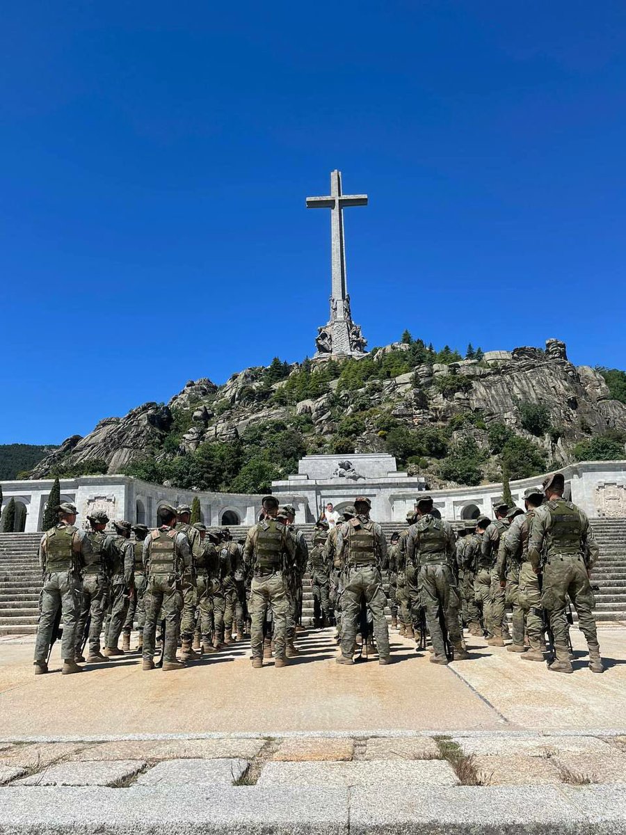 Una cruz, una compañía, un capitán. 

¡Una bendición!