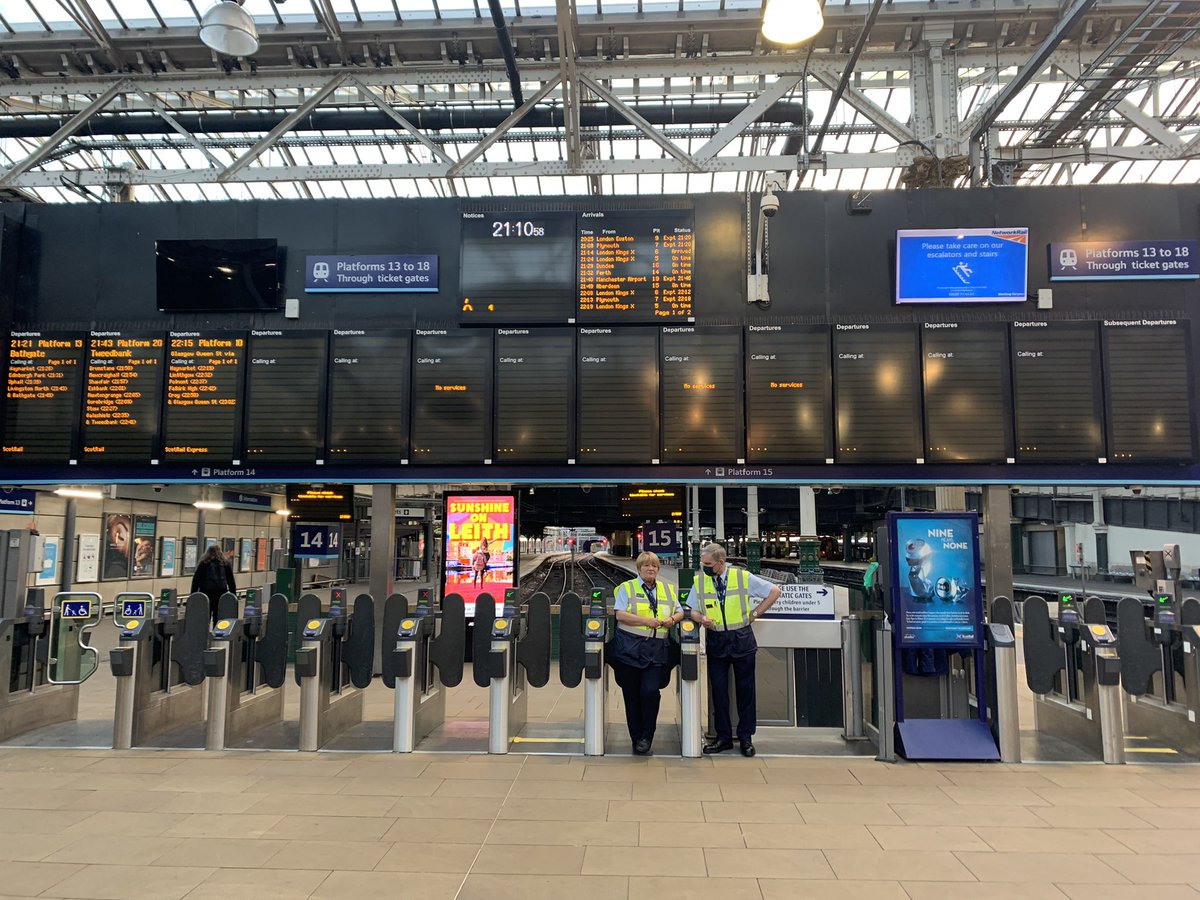 RussellFindlay1's tweet photo. 9.10pm: Three trains from Scottish capital’s main station 👇
Weeks after Nicola Sturgeon stepped out her limo for PR event marking SNP nationalised rail
#NatRail #NatFail https://t.co/KKcc4pp4BU