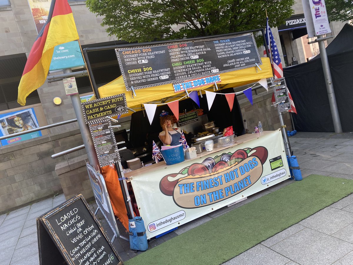 _inthedoghaus's tweet photo. It’s #JubileeWeekend @_makersmarket we’re on a @The_Lowry @MediaCityUK @QuaysideMCUK @ILoveMCR this #Thursday #friday #saturdayandsunday #thefinesthotdogsontheplanet #thebestchillibeefandveggienachosonearth #meltedcheeseeverywhere #allgoodtogo!!!! https://t.co/4gBWzHCorC