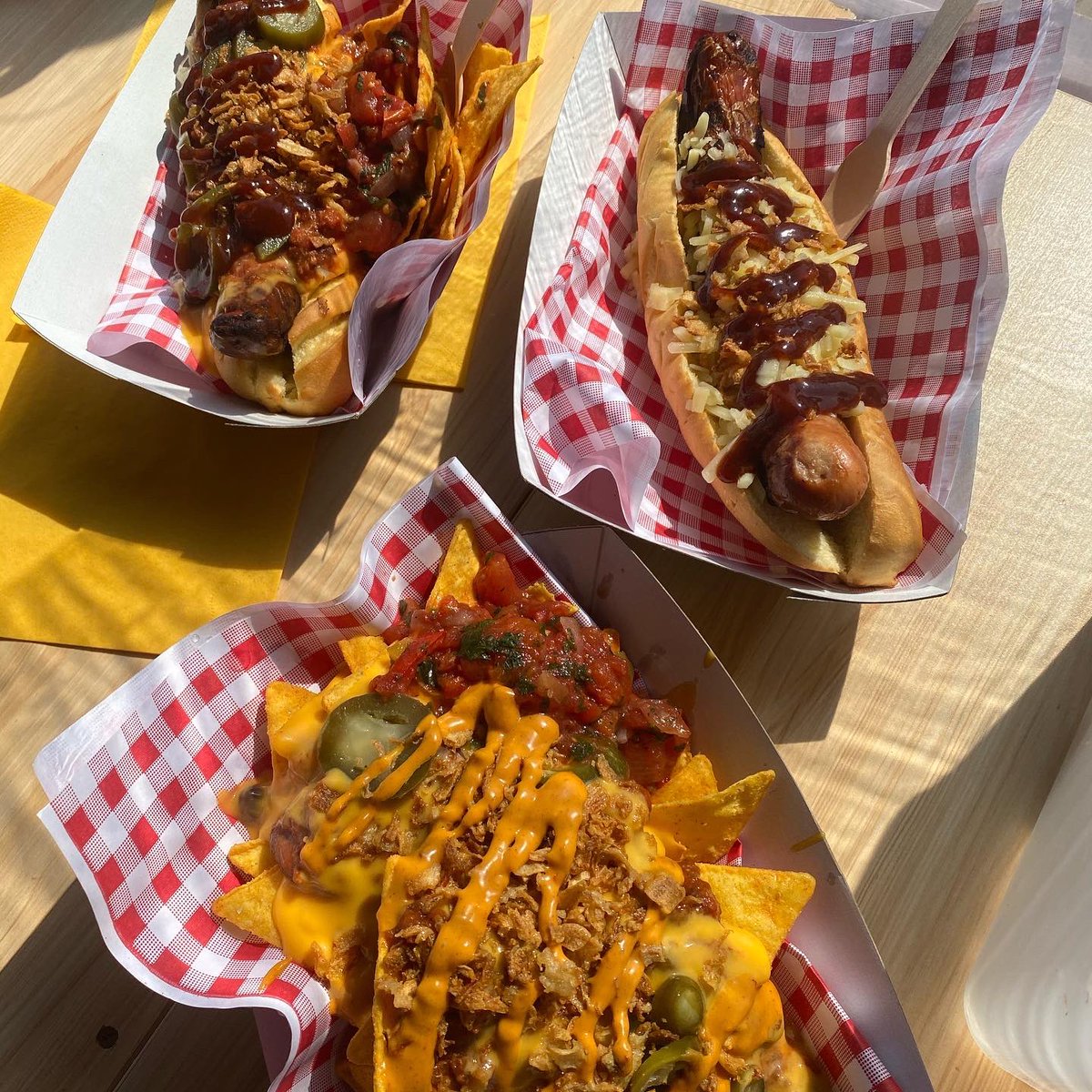 _inthedoghaus's tweet photo. It’s #JubileeWeekend @_makersmarket we’re on a @The_Lowry @MediaCityUK @QuaysideMCUK @ILoveMCR this #Thursday #friday #saturdayandsunday #thefinesthotdogsontheplanet #thebestchillibeefandveggienachosonearth #meltedcheeseeverywhere #allgoodtogo!!!! https://t.co/4gBWzHCorC